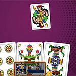Các lá bài nhiều màu sắc được xếp trên nền tím với họa tiết hình tròn