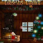 Ông già Noel cầm túi đựng quà đứng bên lò sưởi trong một ngôi nhà gỗ, bên cạnh cây thông Noel được trang trí và người tuyết
