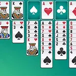 Bộ bài trên nền xanh lá cây được sắp xếp thành các cột, bao gồm các lá như quân K, J, 10, 9 và các biểu tượng chất
