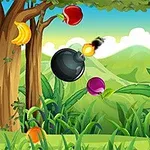 Cảnh một khu rừng xanh tươi với các loại trái cây như táo, chuối, mận và một quả bom nằm giữa hai cây lớn