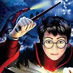 Một nhân vật đeo kính cầm đũa phép với một chú cú trắng bay bên cạnh trong bối cảnh đầy ma thuật