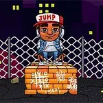 Cậu bé đội mũ đỏ đứng trên đống gạch với nền hàng rào và thành phố ban đêm