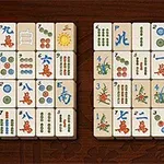 Các quân bài xếp trên bàn gỗ với nhiều ký hiệu và hình ảnh khác nhau