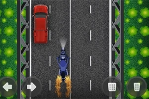 Xe máy màu xanh đi trên đường cao tốc với ô tô màu đỏ phía trước, có lửa phun ra từ phía sau xe máy