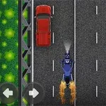 Xe máy màu xanh đi trên đường cao tốc với ô tô màu đỏ phía trước, có lửa phun ra từ phía sau xe máy