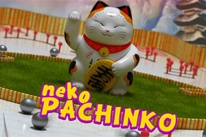 Mèo vẫy tay nằm trên cỏ xanh với chữ neko PACHINKO ở phía trước