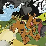 Scooby-Doo và một người bạn đang chạy trốn khỏi một hồn ma trên con đường quanh co trong khung cảnh rừng cây u ám