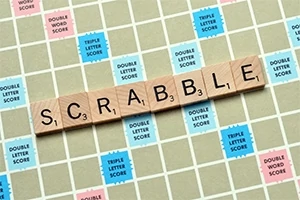 Các chữ cái ghép thành từ SCRABBLE trên bàn cờ với các ô điểm ba chữ cái và điểm đôi chữ cái