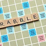 Các chữ cái ghép thành từ SCRABBLE trên bàn cờ với các ô điểm ba chữ cái và điểm đôi chữ cái