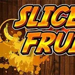 Chữ SLICE FRUIT nổi bật trên nền gỗ với các vết màu sắc sặc sỡ từ lát trái cây