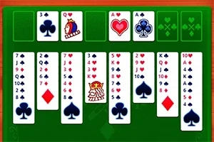 Bàn cờ bài solitaire đang được chơi với các lá bài xếp theo hàng trên nền xanh