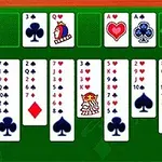 Bàn cờ bài solitaire đang được chơi với các lá bài xếp theo hàng trên nền xanh