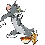 Một con mèo xám trông lo lắng đứng cạnh một cái bát, trong khi một con chuột nâu nhỏ đang đứng bên cạnh bát đó