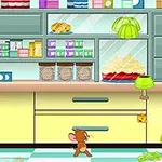 Một chú chuột đứng trong nhà bếp với tủ đựng thức ăn đầy màu sắc và các món đồ ăn vặt ở khắp nơi