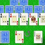 Một bàn chơi bài xếp thành hàng với các lá bài ngửa và úp trên nền xanh lá cây